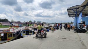 Read more about the article Dermaga Pasar Sambas, Denyut Nadi Kehidupan dan Penopang Akses Pelosok Kabupaten