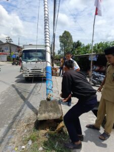 Truk Tabrak Tiang PJU di Sambas, Petugas Dishub Gerak Cepat Tangani Laka Lantas