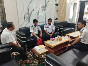 Read more about the article Siapkan Kader Keselamatan, Dishub Sambas Serahkan Surat Penunjukan Pemilihan Pelajar Pelopor