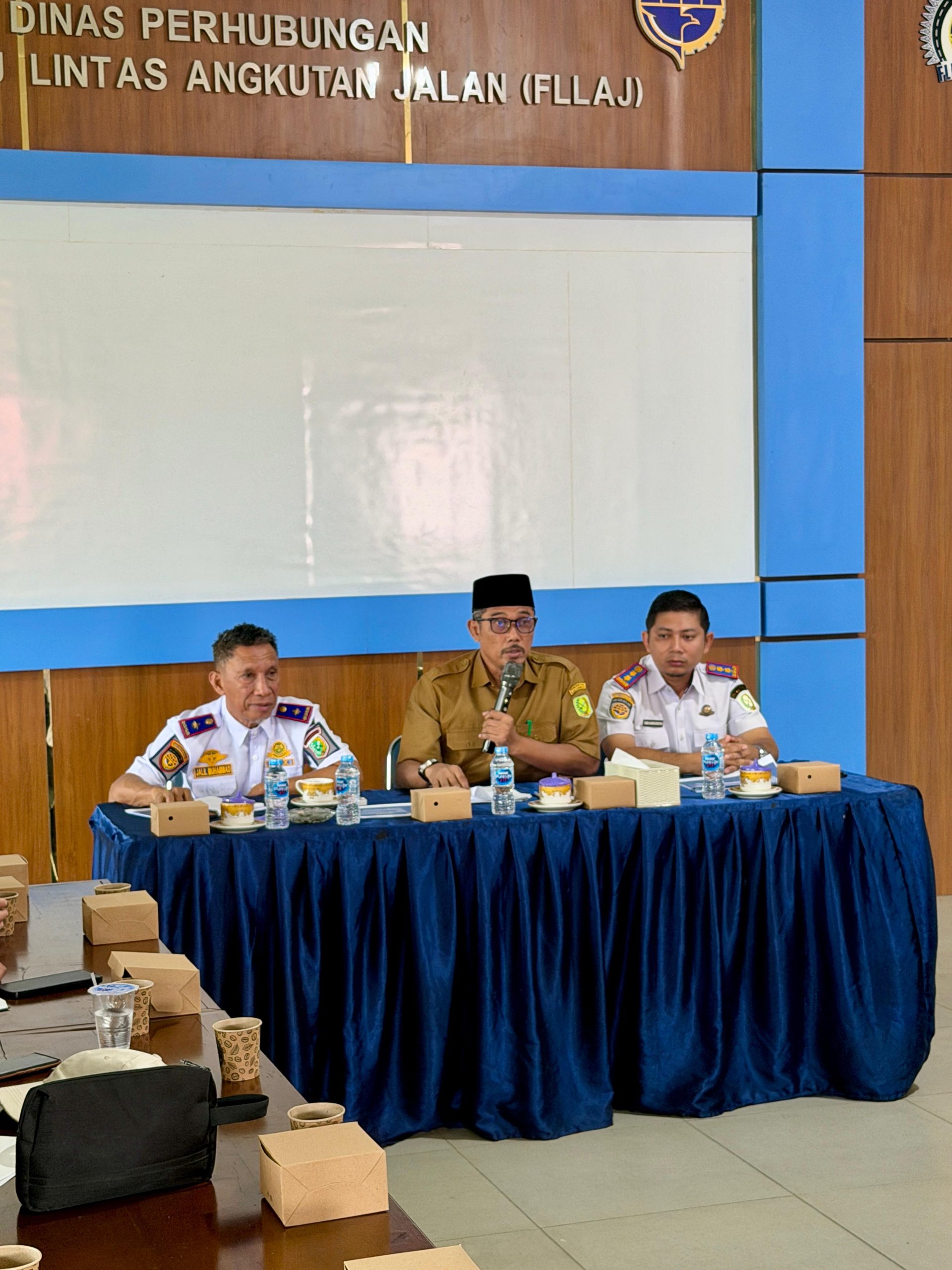 Pemerintah Kabupaten Sambas melalui Dinas Perhubungan Kabupaten Sambas gelar rapat koordinasi lintas instansi terkait kerangka kapal tenggelam di alur Sungai Selakau