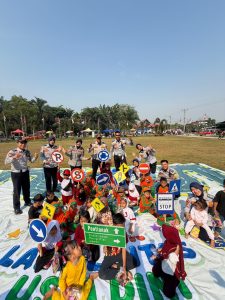 Read more about the article Meriahkan Hari Anak Nasional, Dishub Sambas Tanamkan Kesadaran Lalu Lintas Sejak Dini di Car Free Day