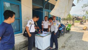 Read more about the article Koordinasi terkait penerapan Perbup Nomor 2 Tahun 2023, Dishub Sambas Turun Lapangan Pantau Tarif di Pelabuhan Penjajap